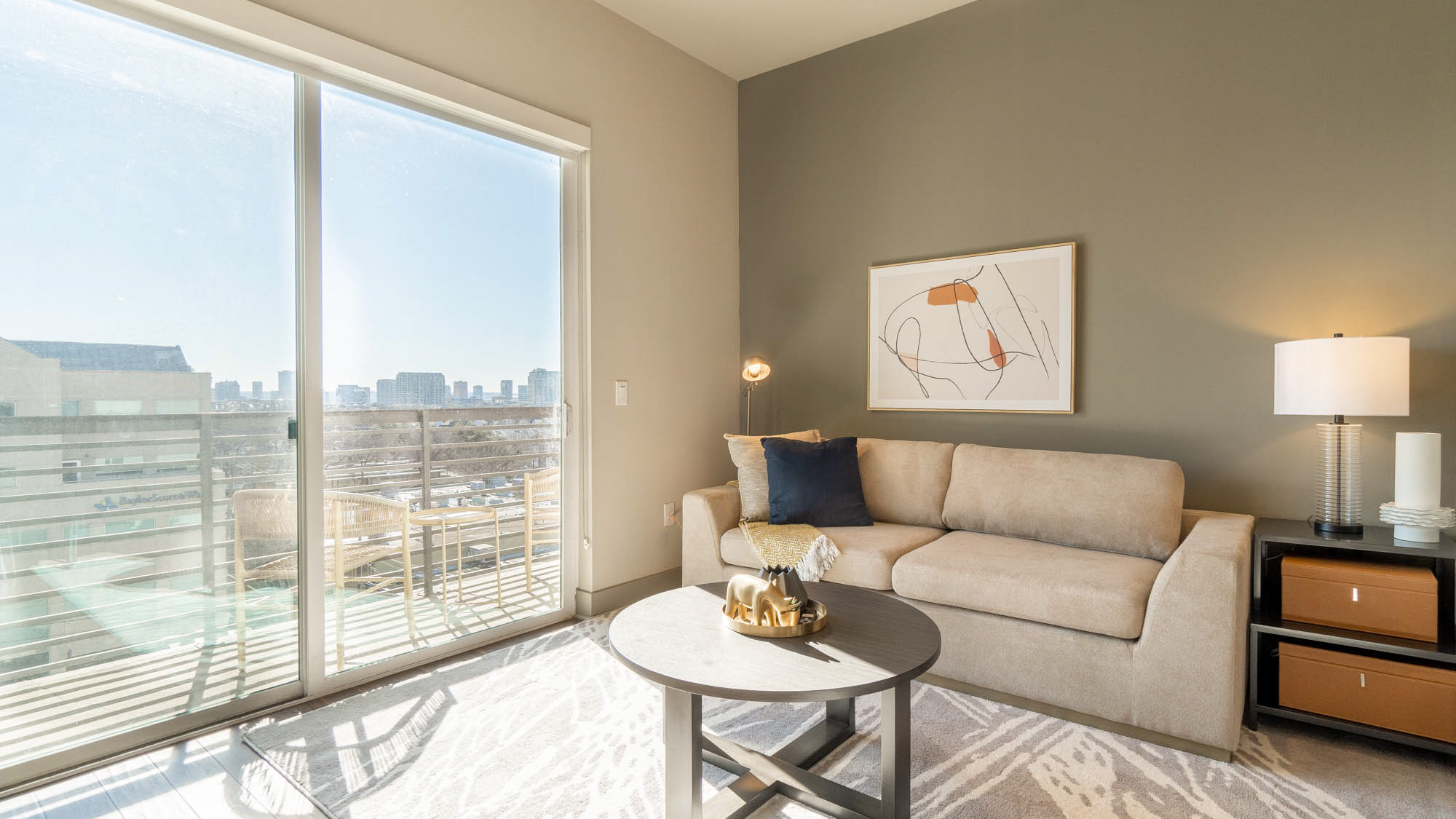 Rent Lyra on McKinney 728 in Dallas, TX Landing