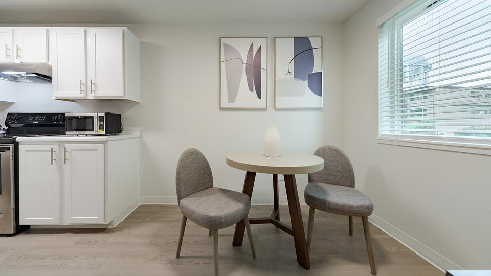 Rent Sunset Park B202 in Seattle, WA Landing