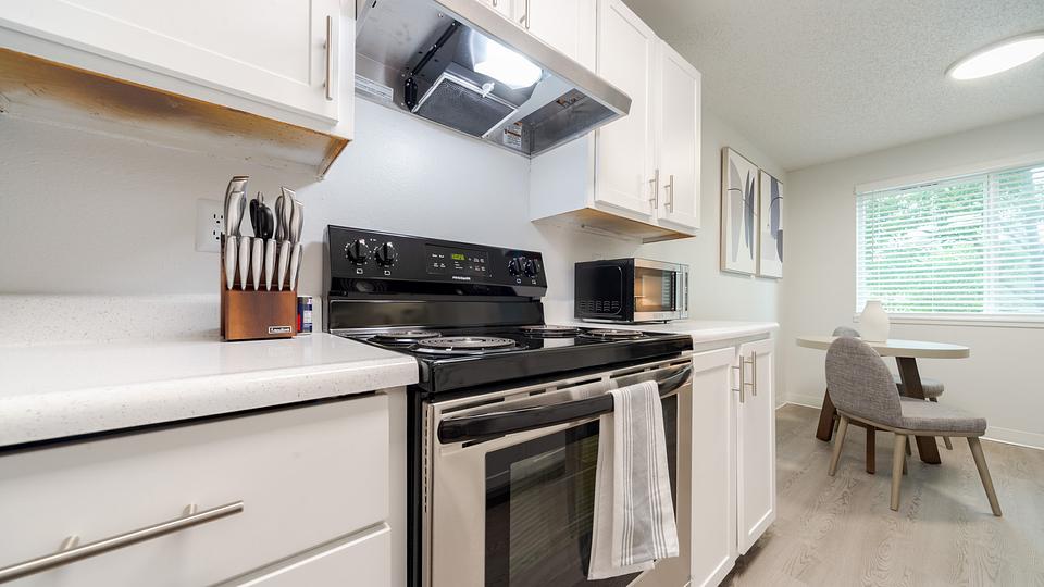 Rent Sunset Park B202 in Seattle, WA Landing