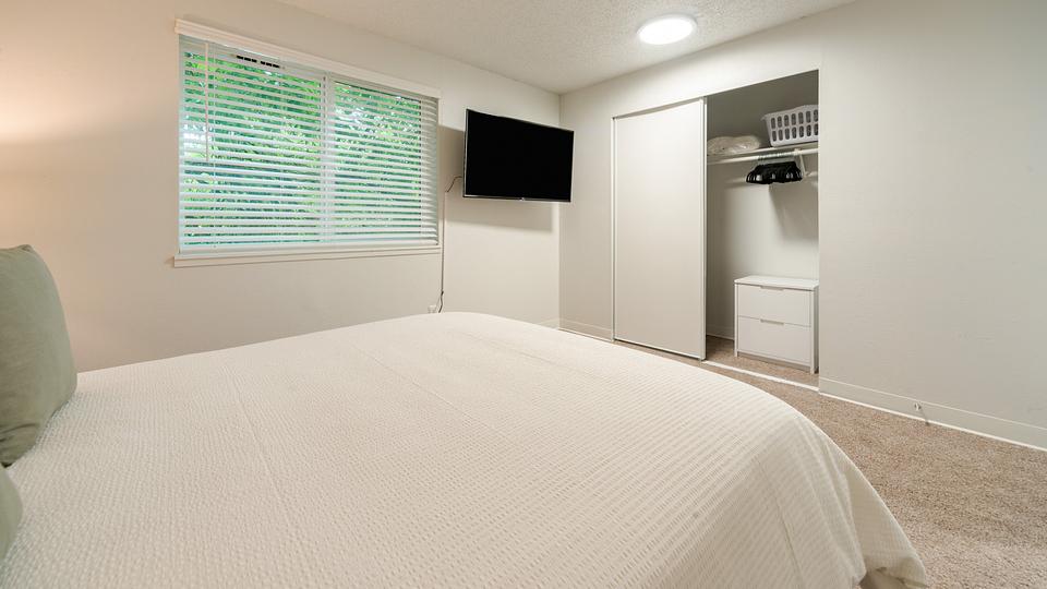 Rent Sunset Park B202 in Seattle, WA Landing