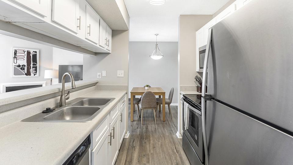 Rent Stonebridge Crossing Apartment Homes 2831G302 in Cordova, TN