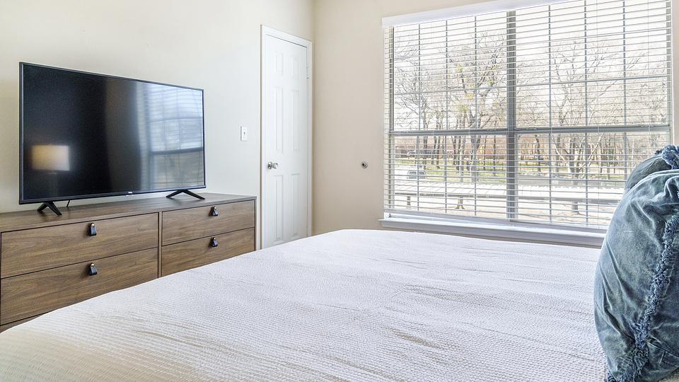 Rent Thornbury at Chase Oaks 321 in Plano, TX Landing