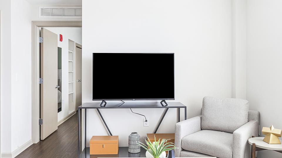 Rent The Strathmore Apartments 514 in Detroit, MI Landing