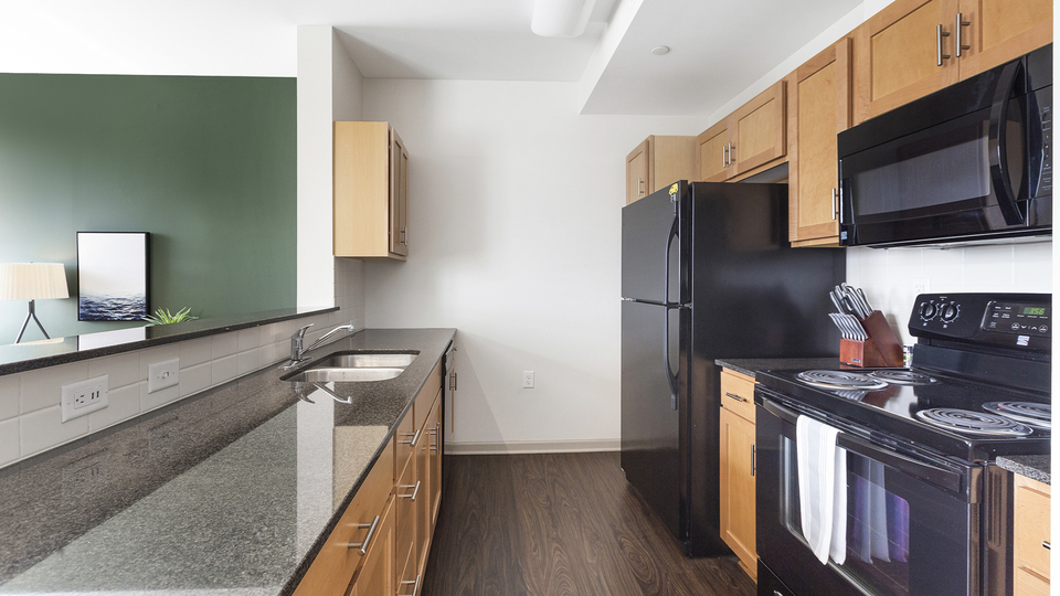 Rent The Strathmore Apartments 514 in Detroit, MI Landing