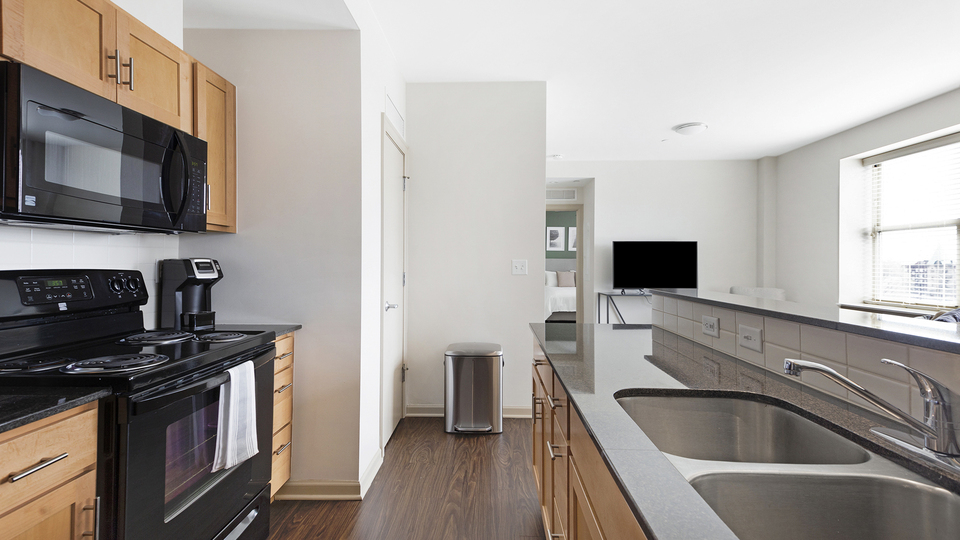 Rent The Strathmore Apartments 514 in Detroit, MI Landing