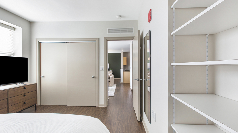 Rent The Strathmore Apartments 514 in Detroit, MI Landing