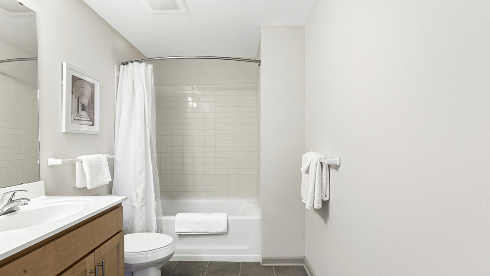 Rent The Strathmore Apartments 514 in Detroit, MI Landing